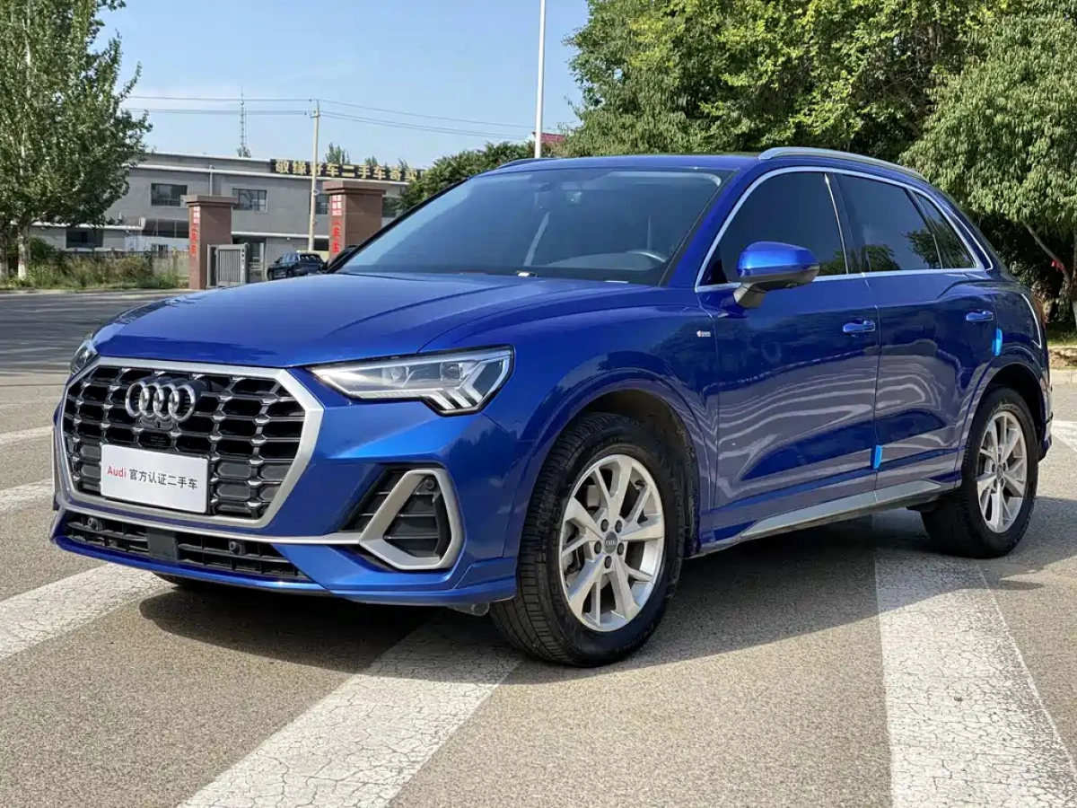 AUDI Q3