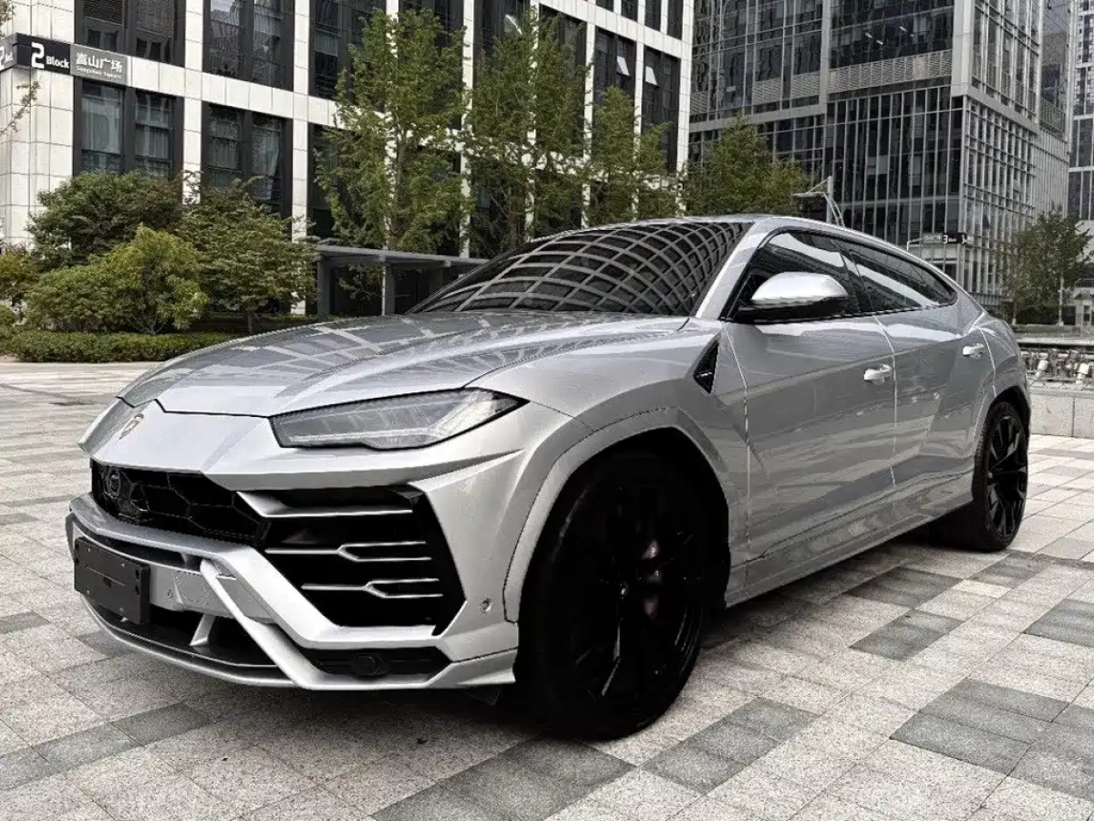 LAMBORGHINI URUS  2024