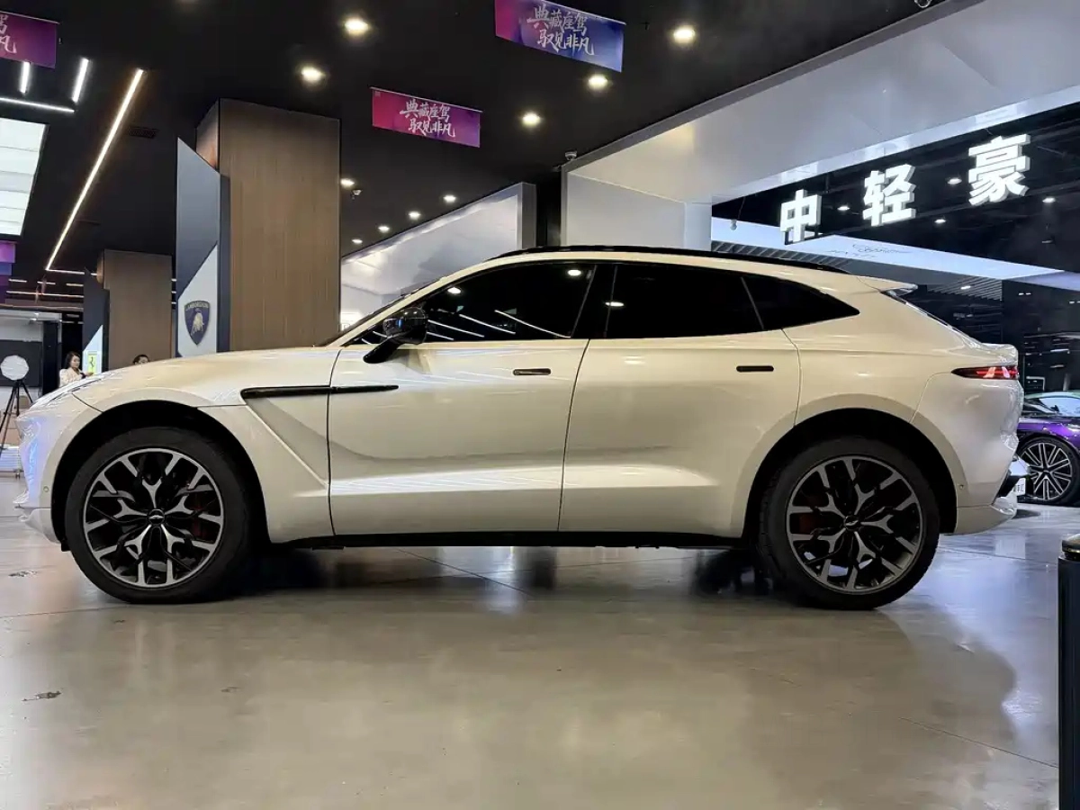 ASTON MARTIN DBX