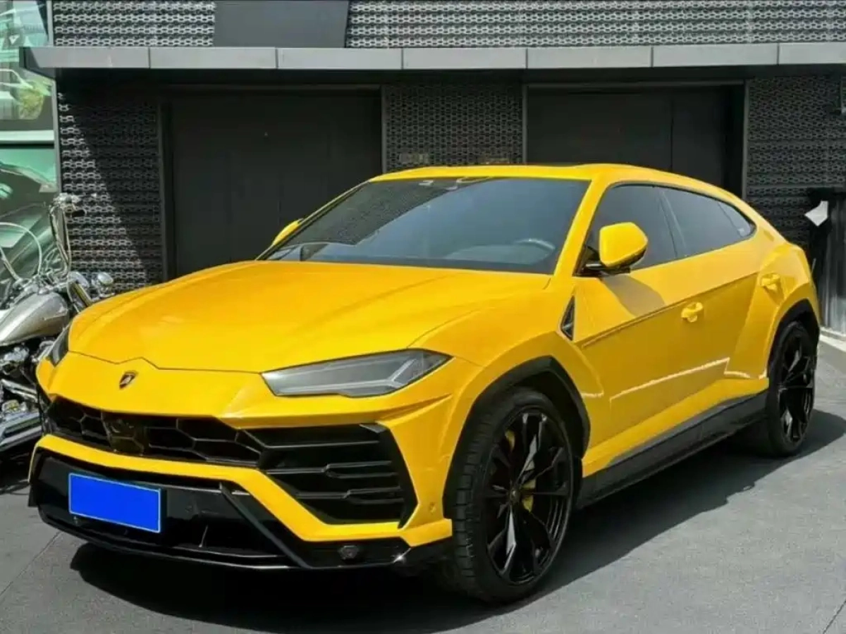 LAMBORGHINI URUS  2019