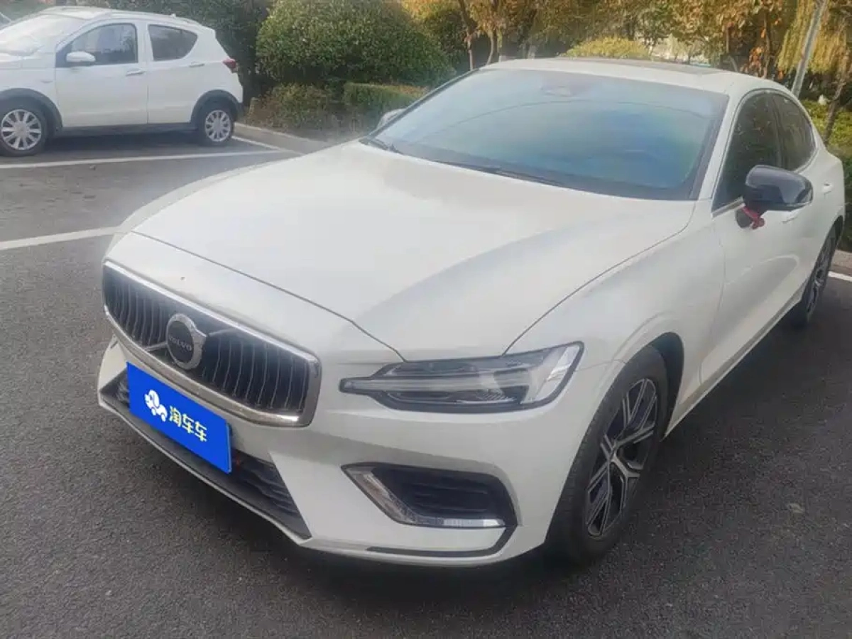 VOLVO S60  2025