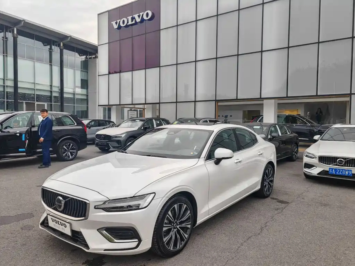 VOLVO S60  2025