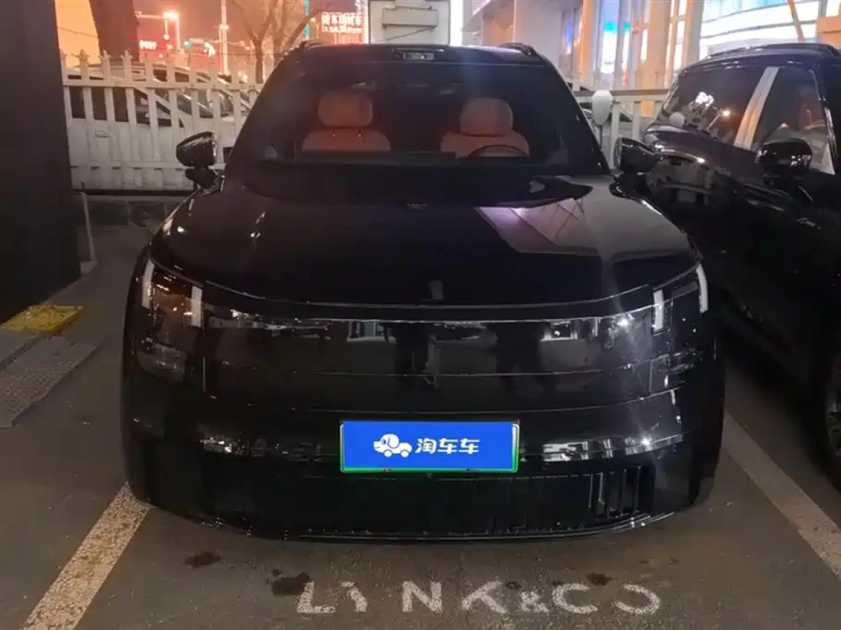 LYNK&CO 900