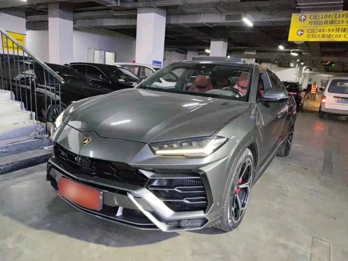 LAMBORGHINI URUS