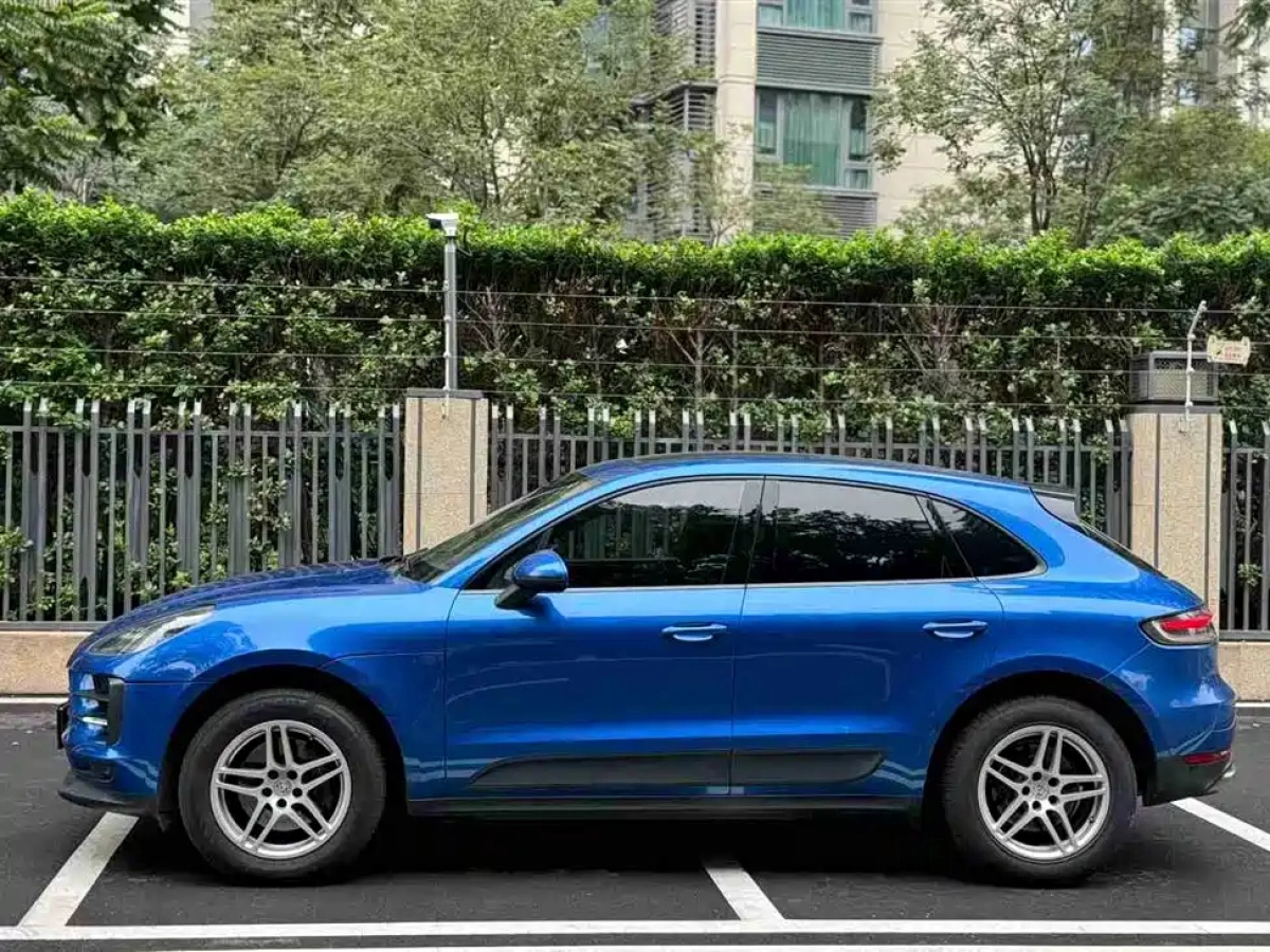 PORSCHE MACAN