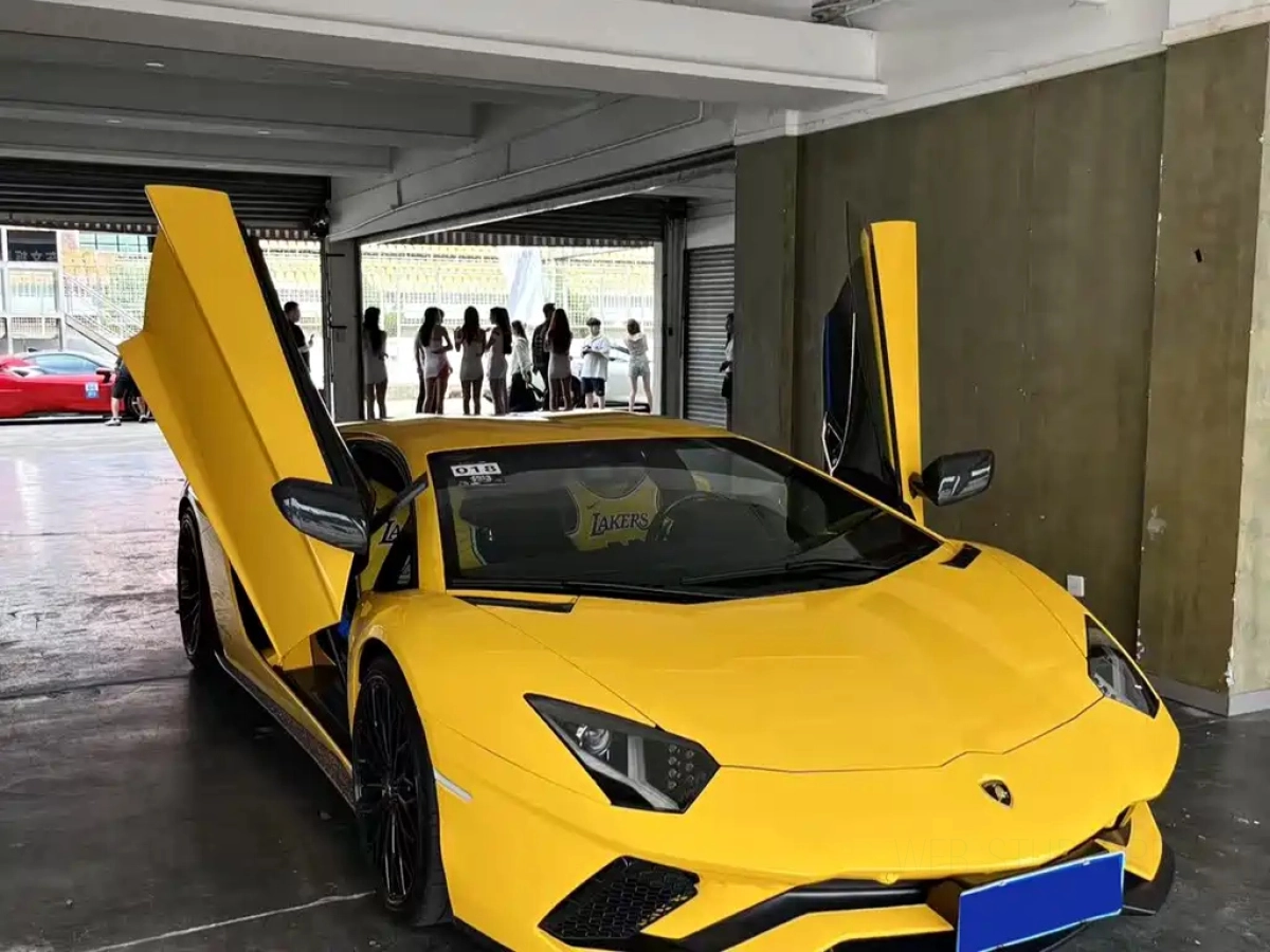 LAMBORGHINI AVENTADOR  2019