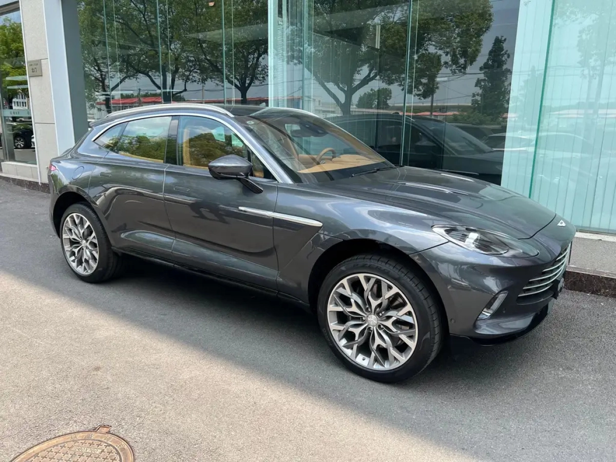 ASTON MARTIN DBX