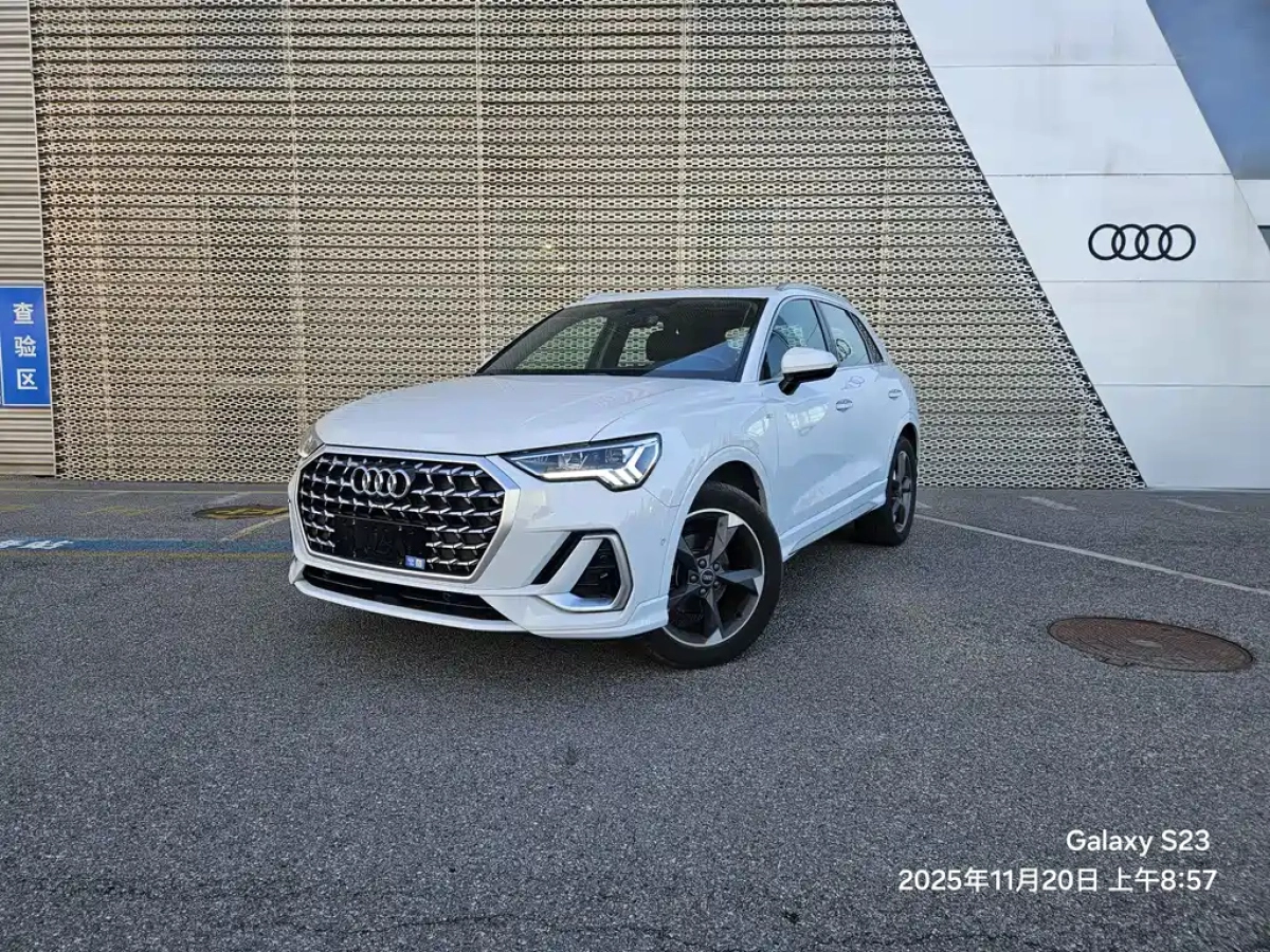 AUDI Q3