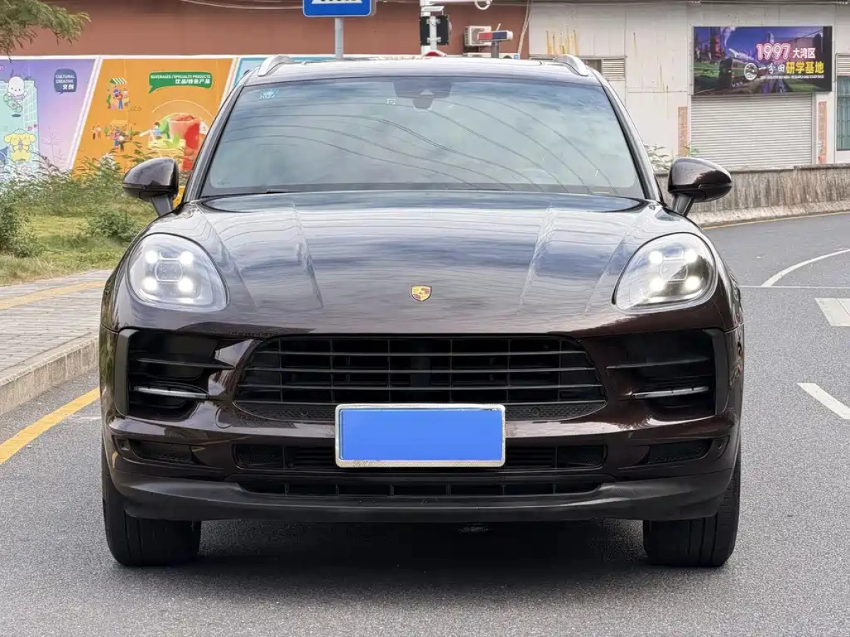 PORSCHE MACAN