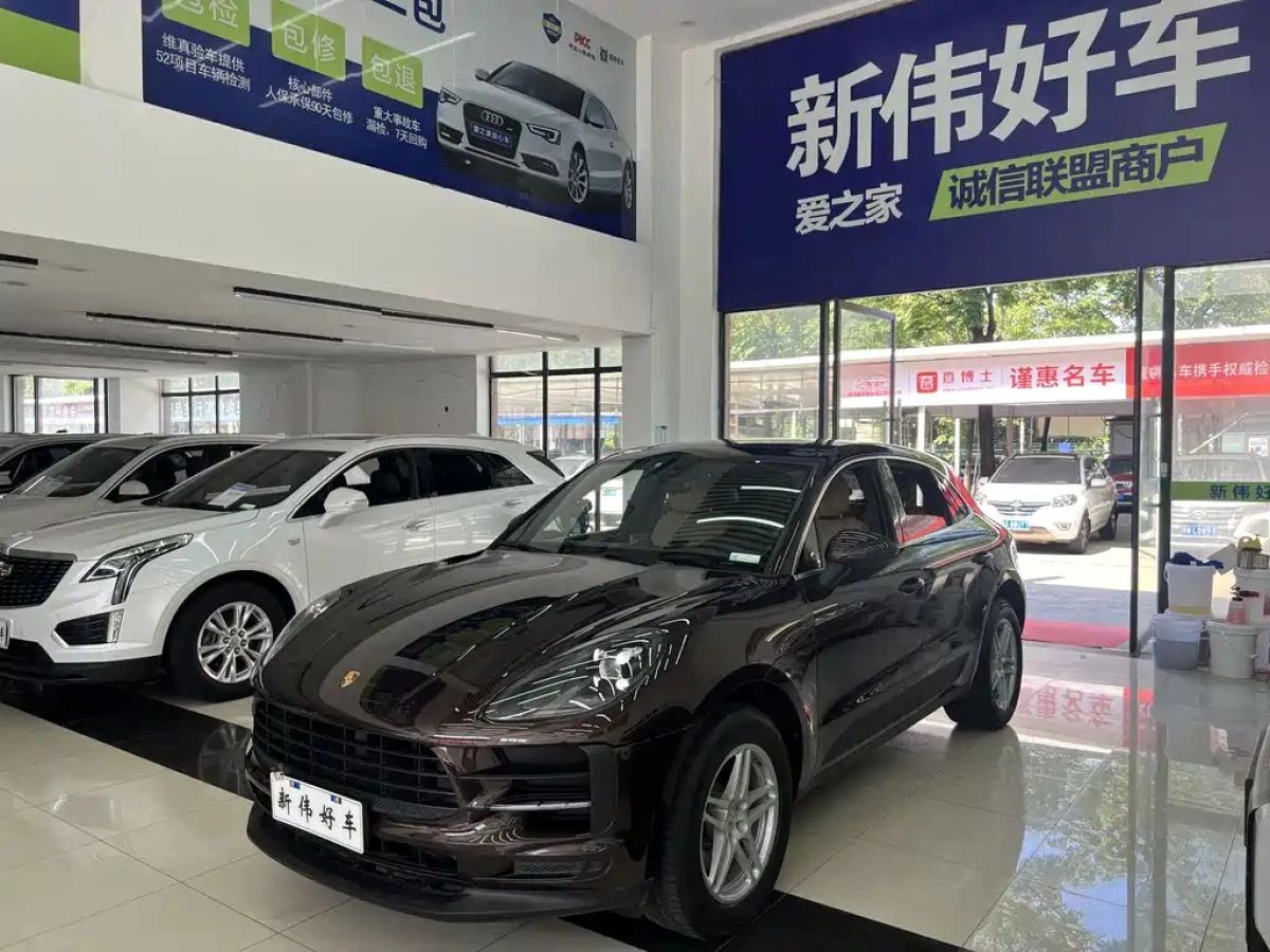 PORSCHE MACAN
