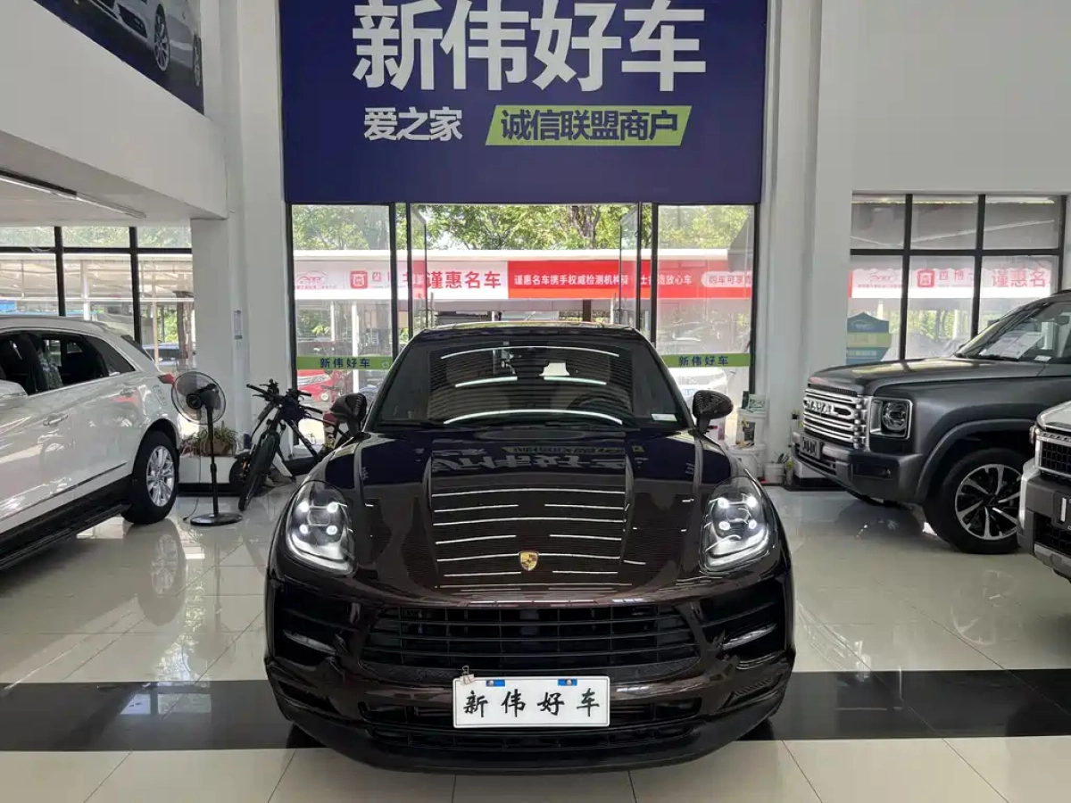 PORSCHE MACAN