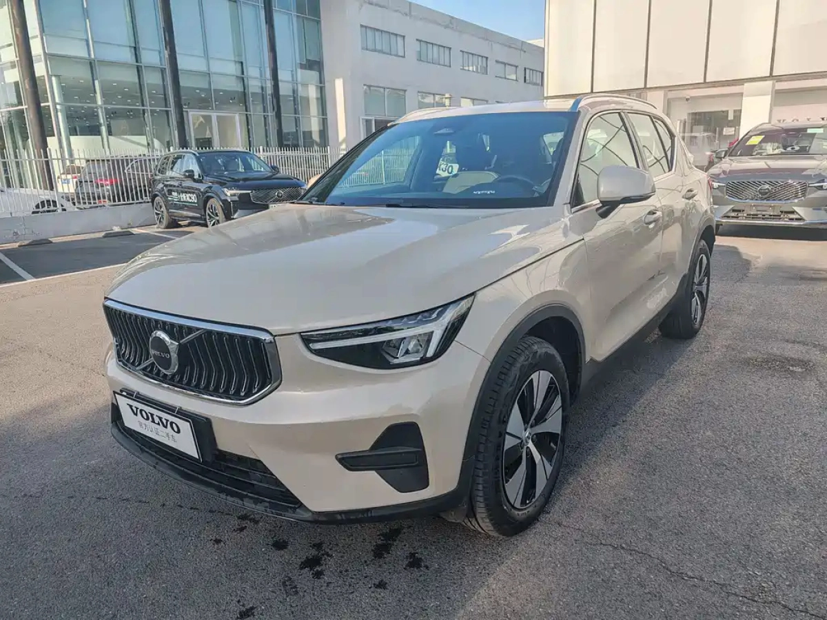 VOLVO XC40