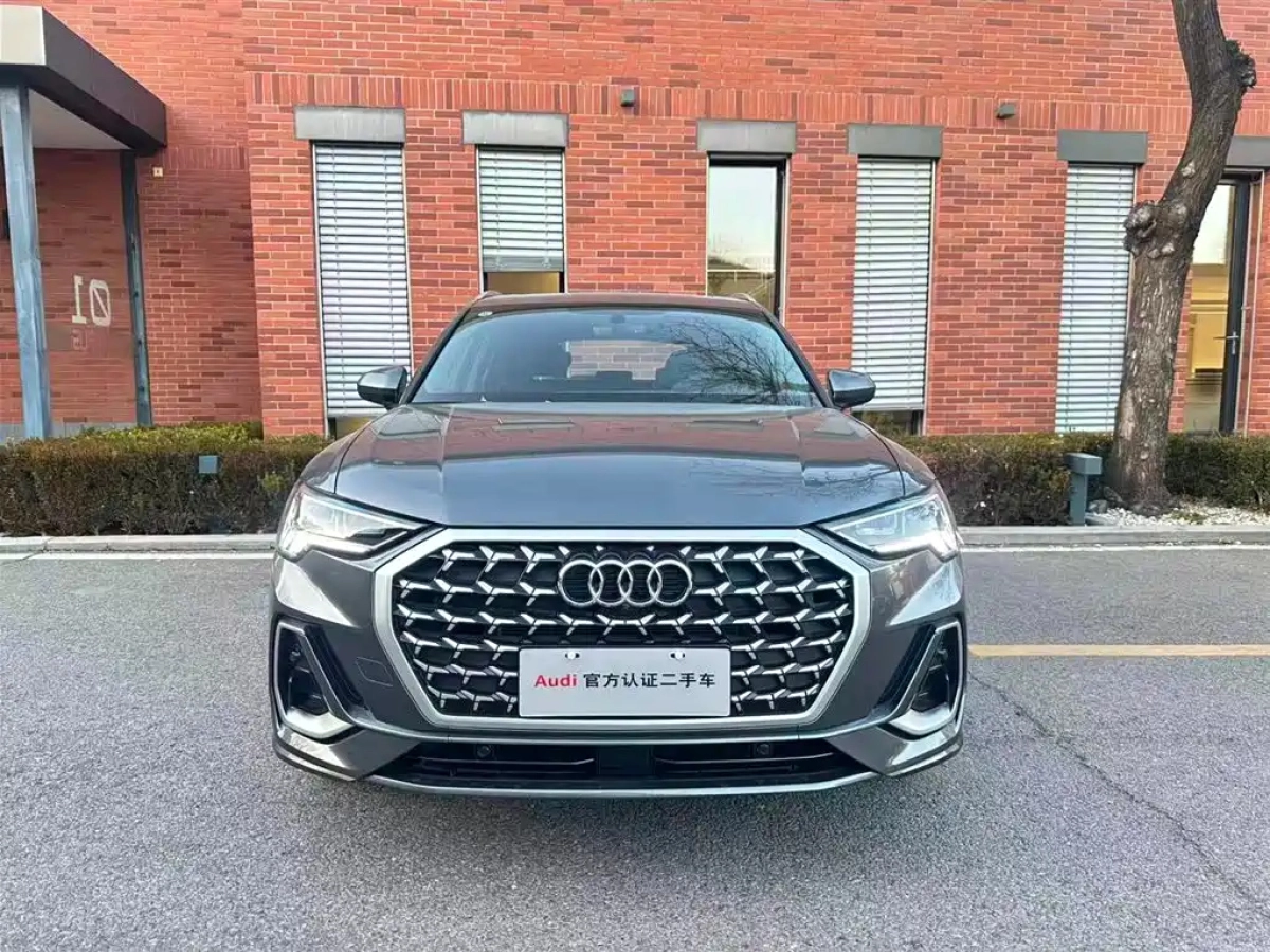 AUDI Q3