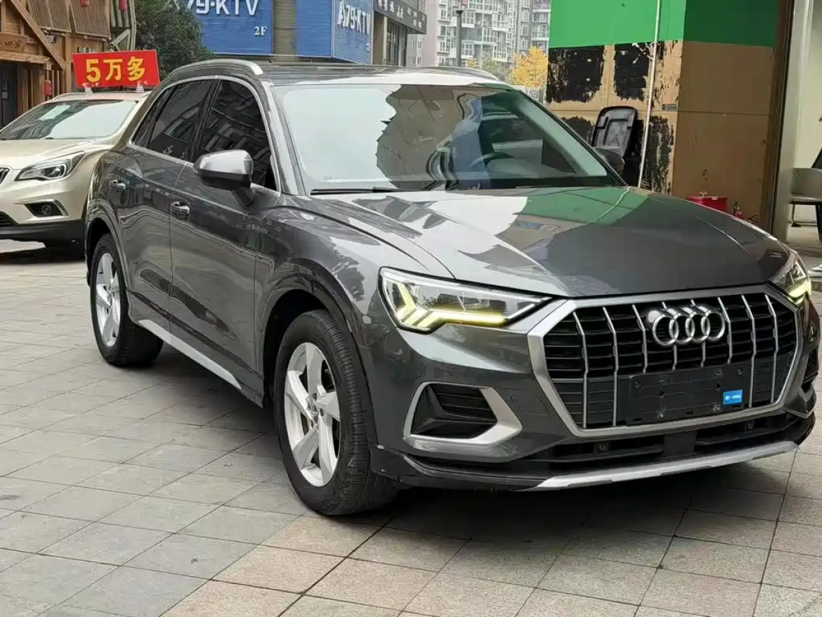 AUDI Q3