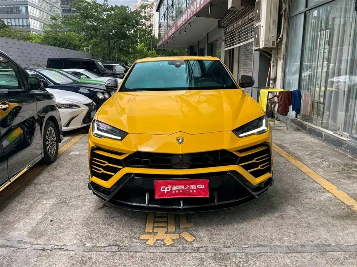 LAMBORGHINI URUS