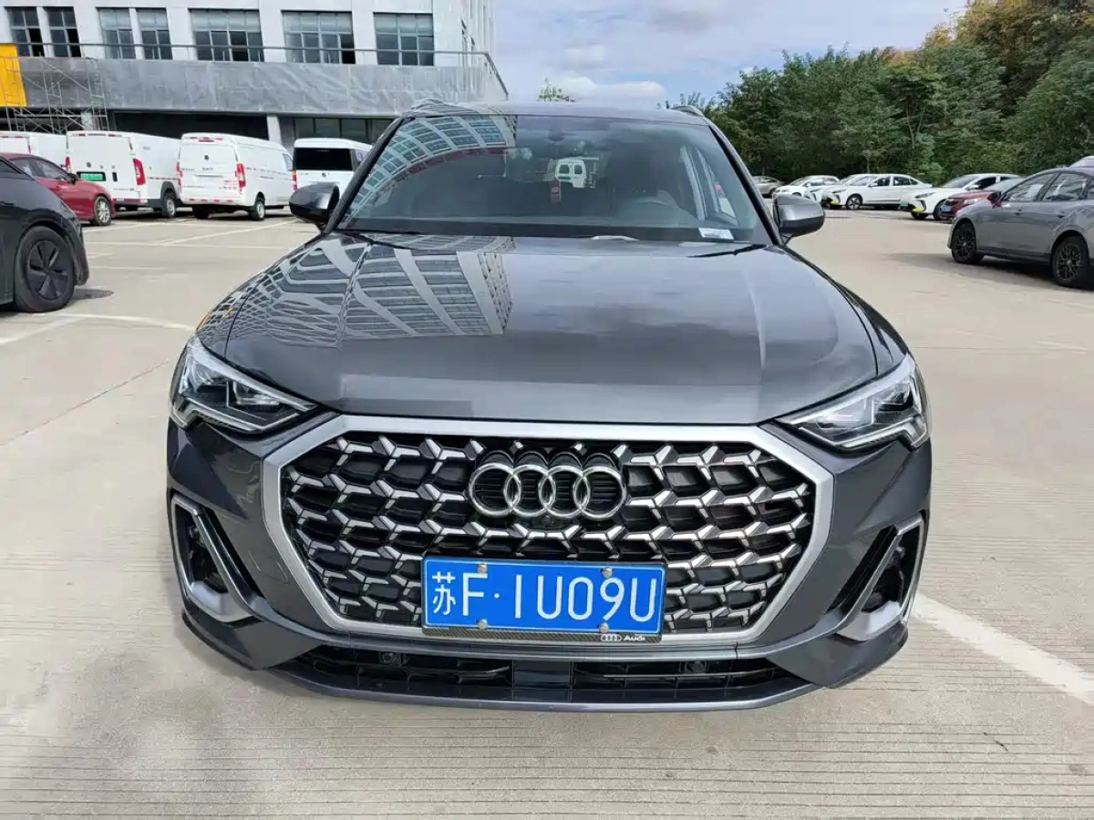 AUDI Q3
