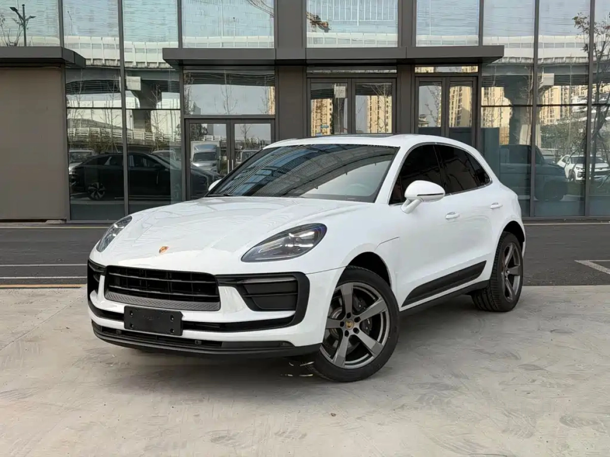 PORSCHE MACAN