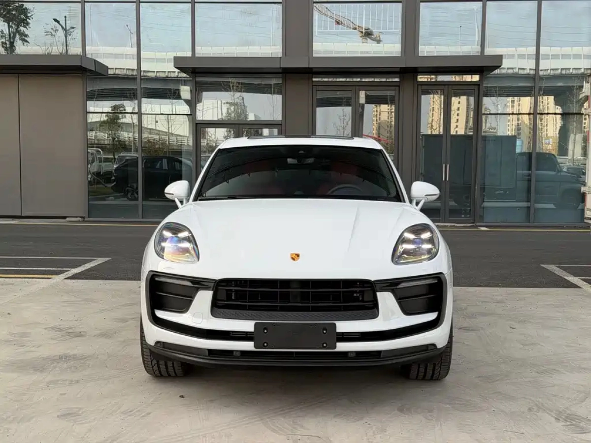 PORSCHE MACAN