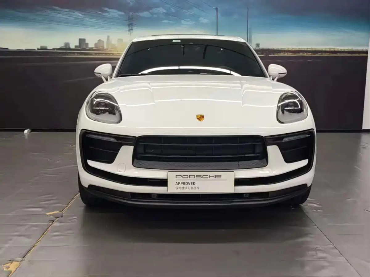 PORSCHE MACAN