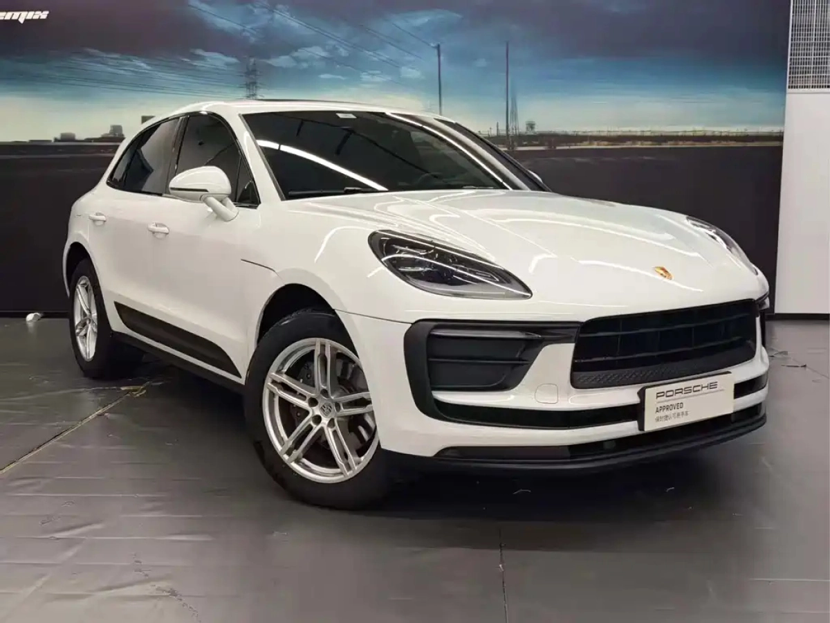 PORSCHE MACAN