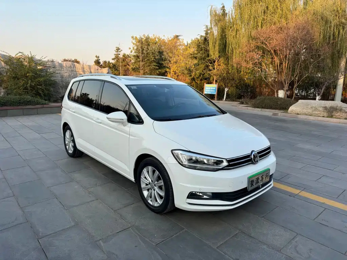 VOLKSWAGEN TOURAN