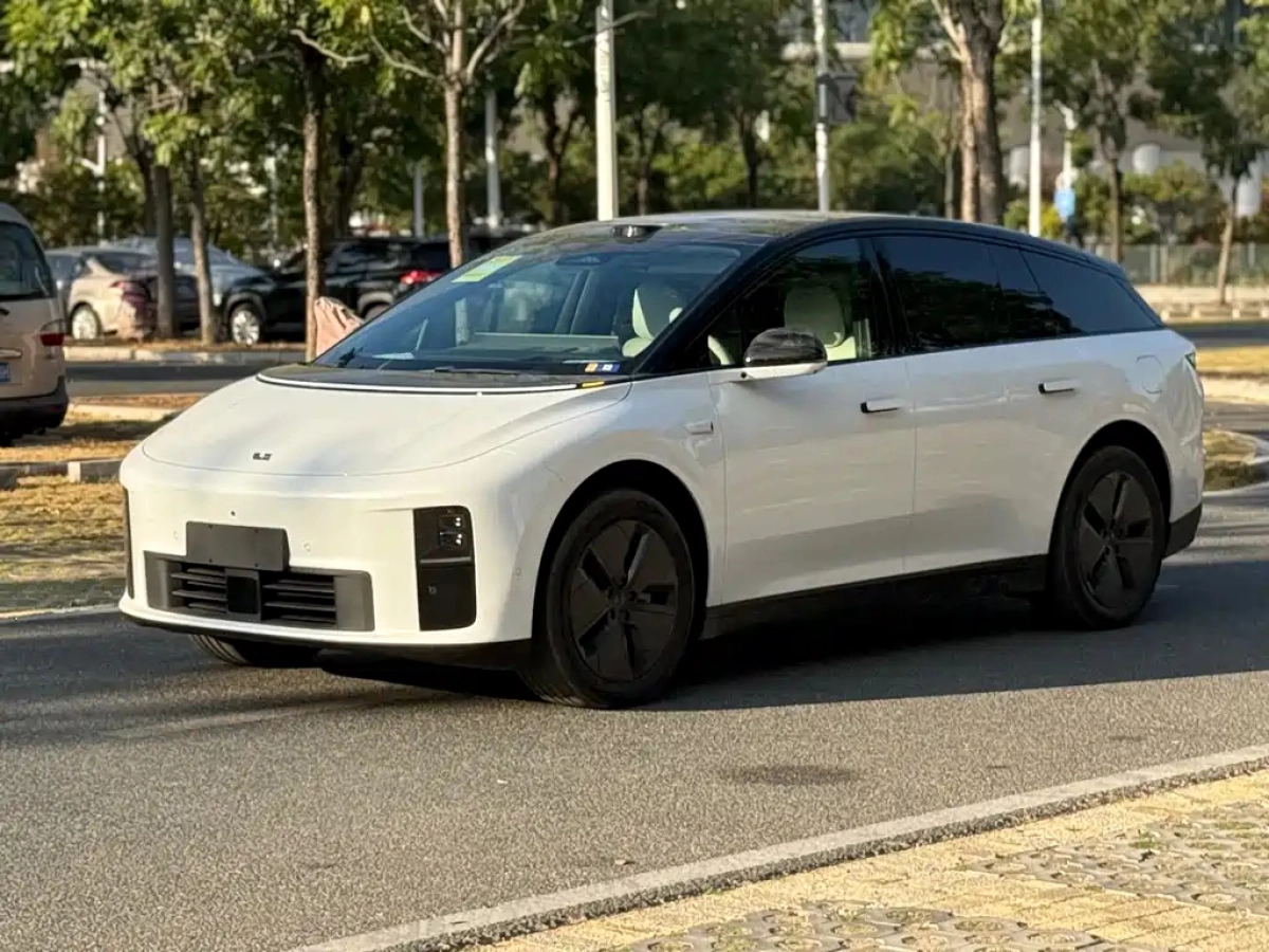 LI AUTO I6  2025
