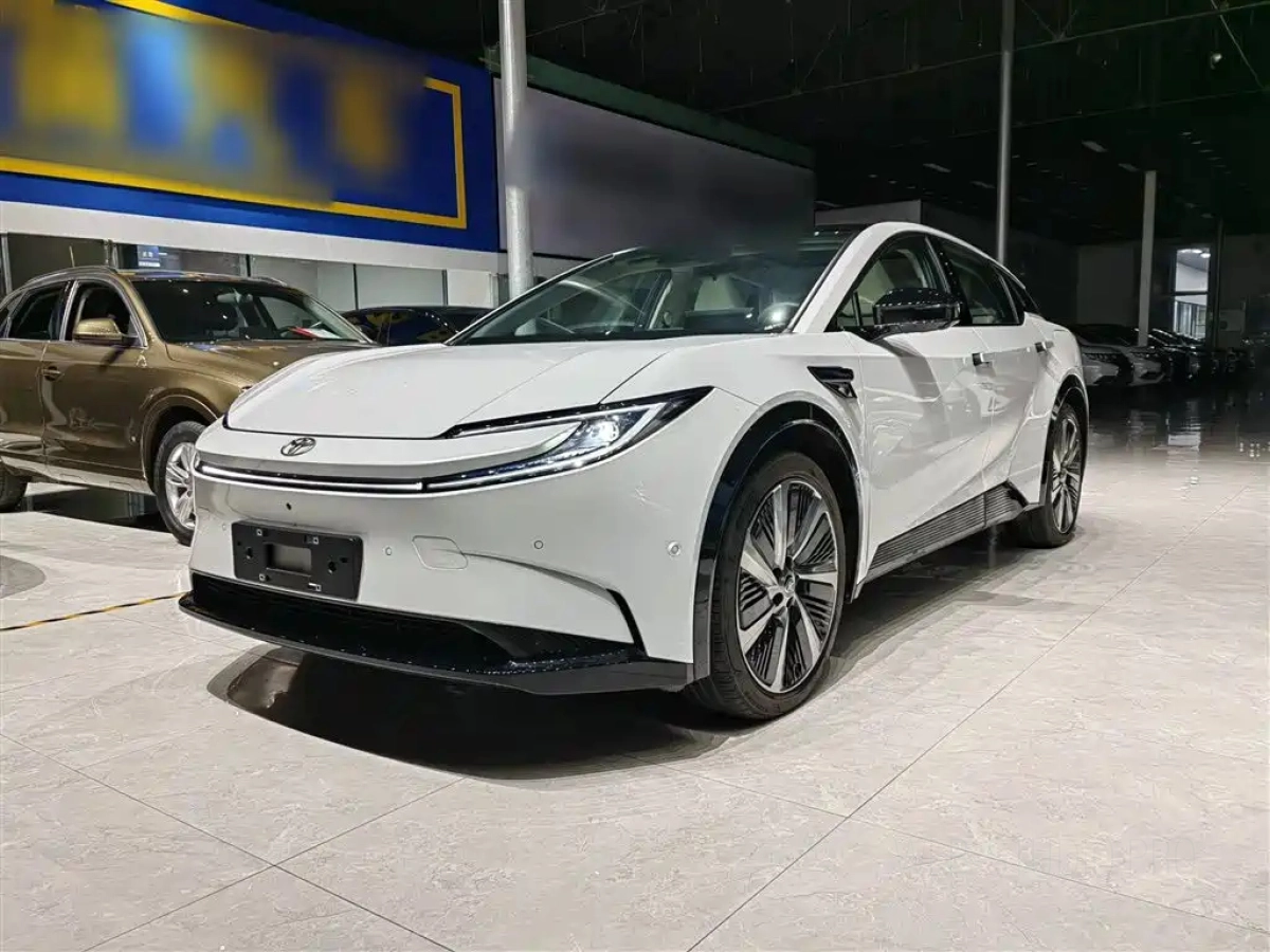 TOYOTA BZ5  2025