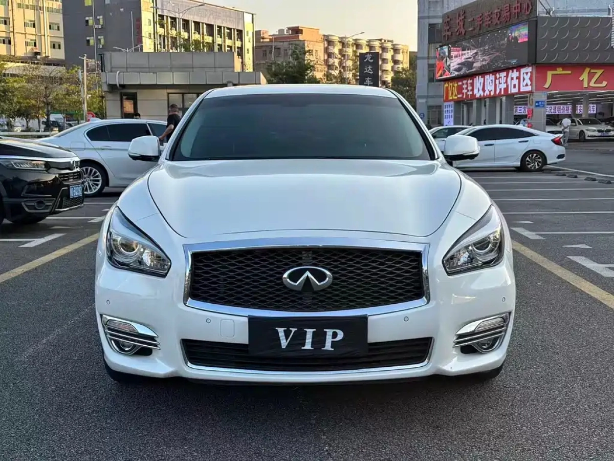 INFINITI Q70