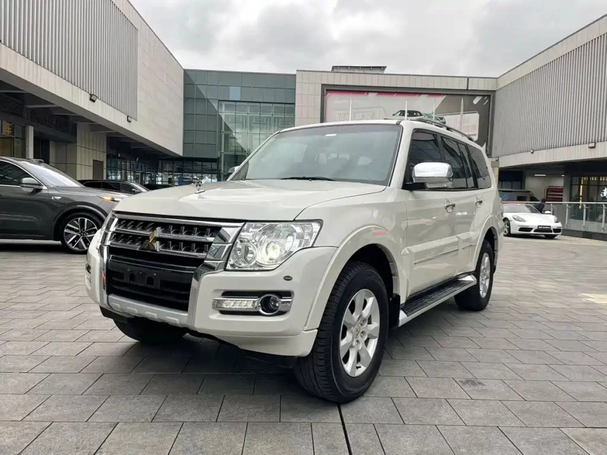 MITSUBISHI PAJERO IMPORT  2023