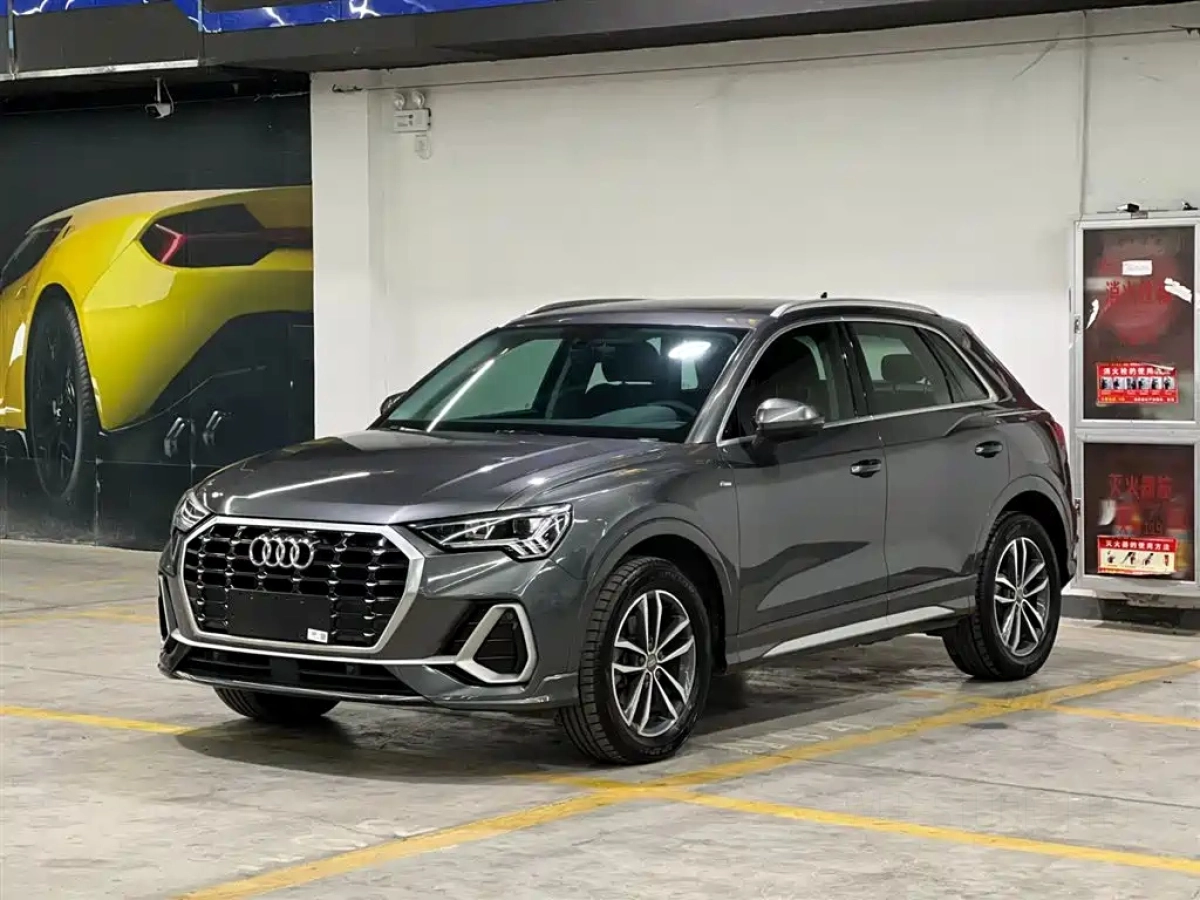 AUDI Q3