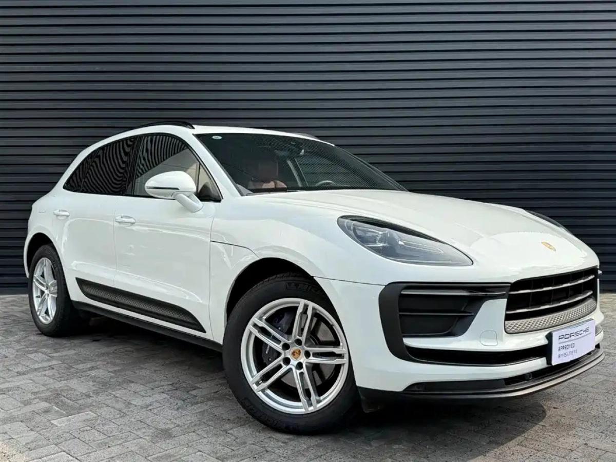 PORSCHE MACAN