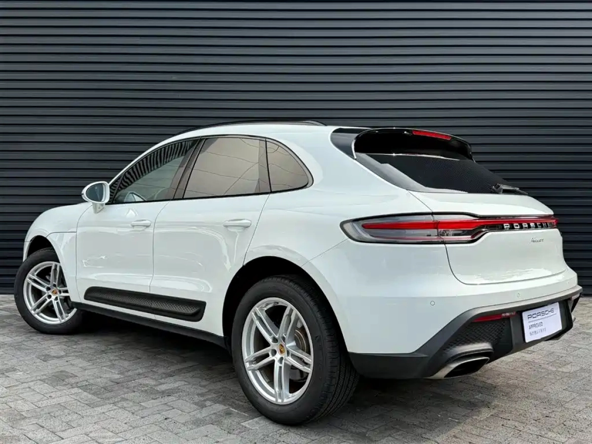 PORSCHE MACAN