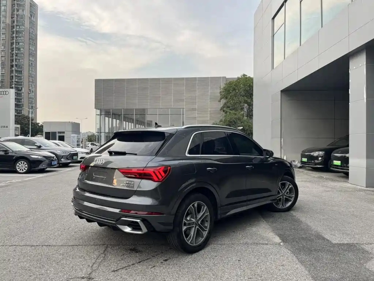 AUDI Q3