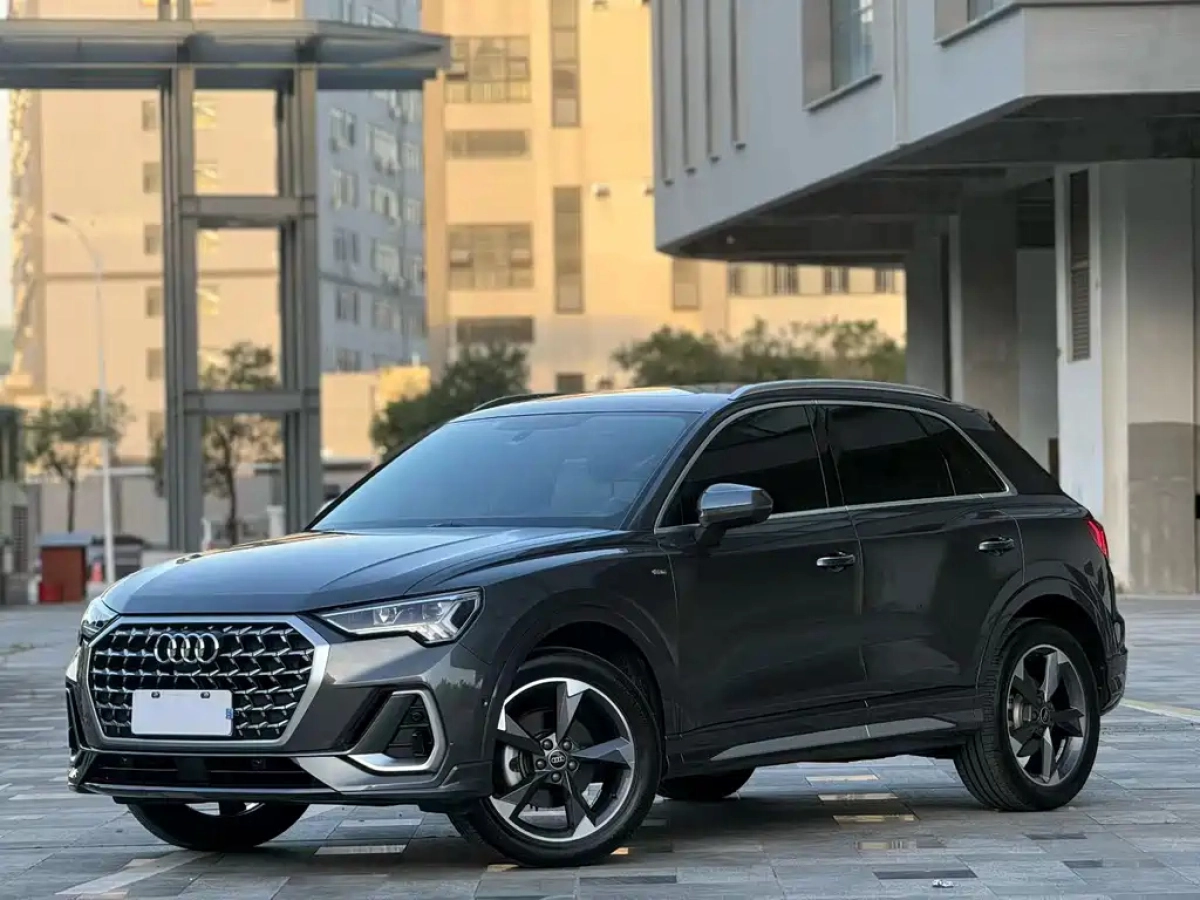 AUDI Q3