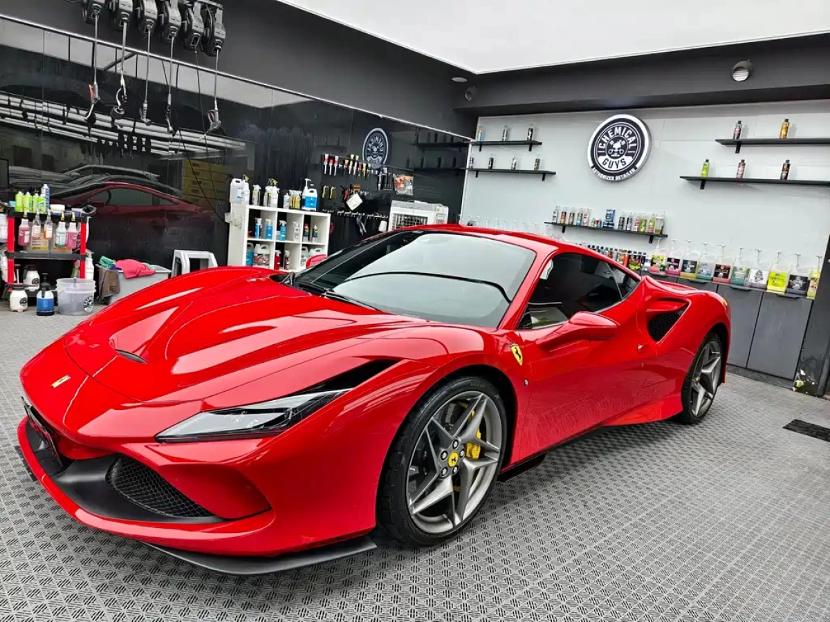 FERRARI F8
