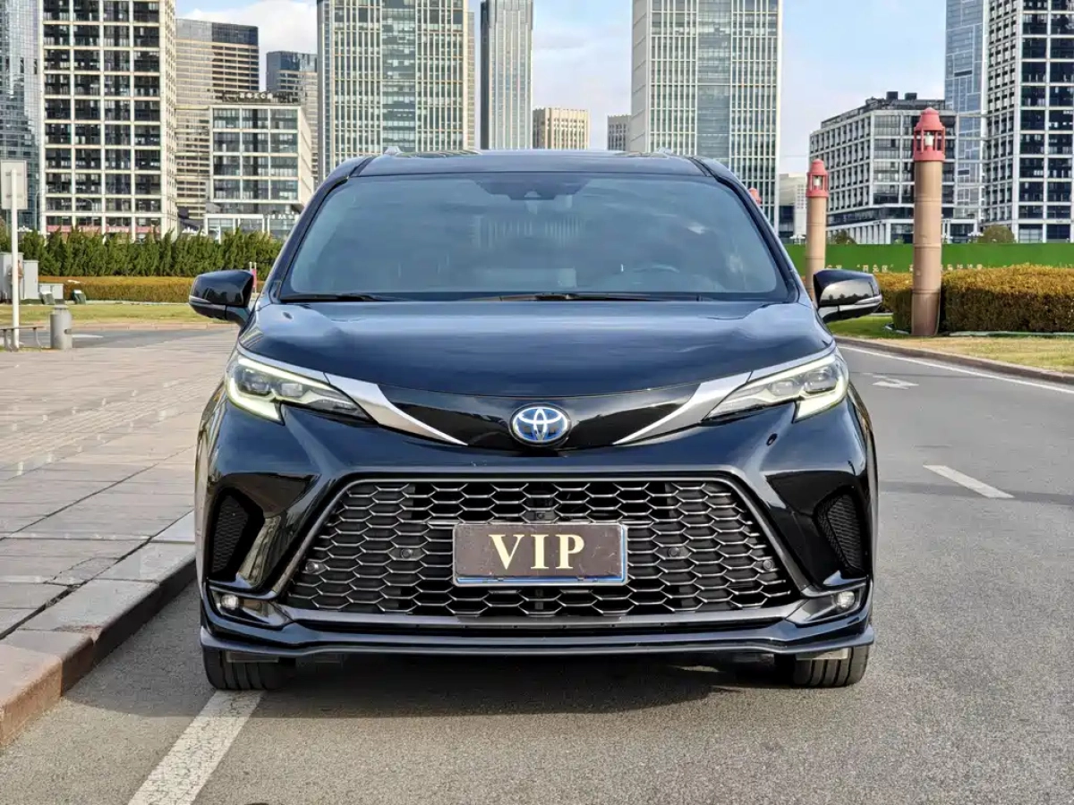 TOYOTA GRANVIA  2024