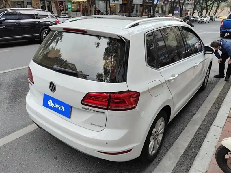 VOLKSWAGEN GOLF . SPORTSVAN