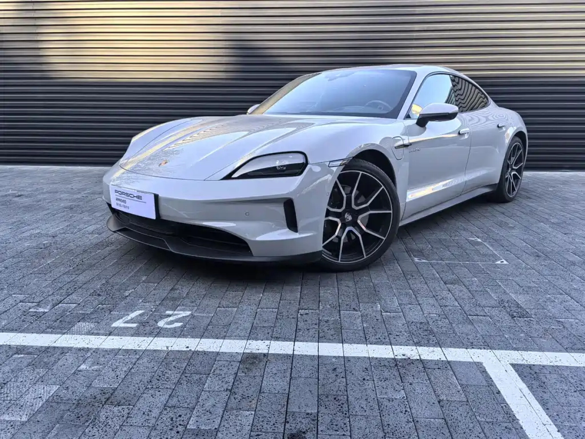 PORSCHE TAYCAN  2025