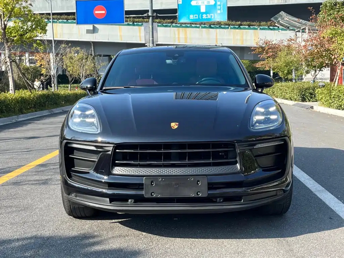 PORSCHE MACAN