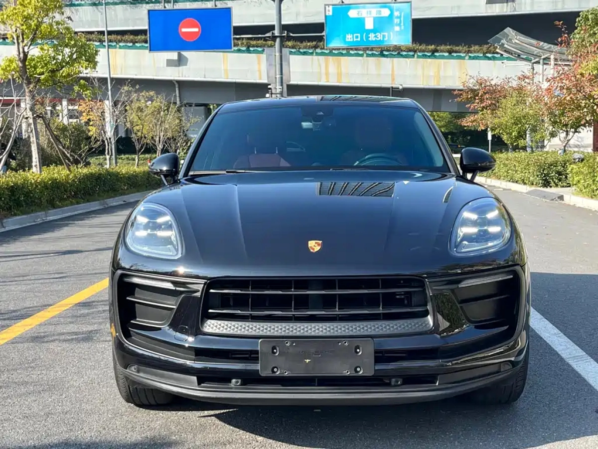 PORSCHE MACAN