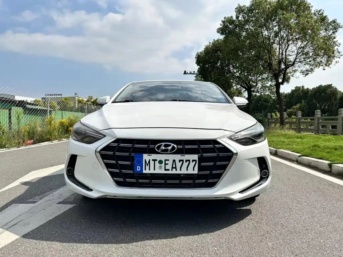 HYUNDAI ELANTRA