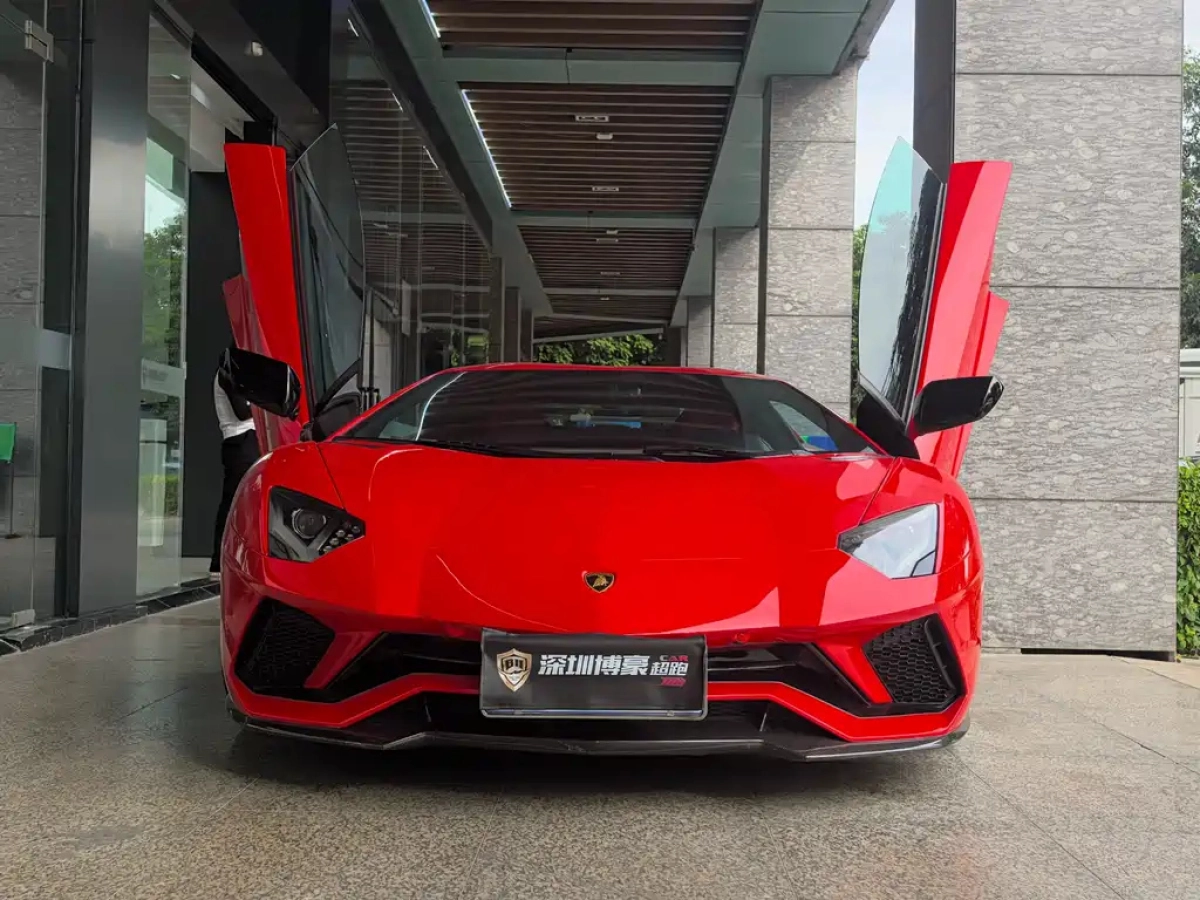 LAMBORGHINI AVENTADOR