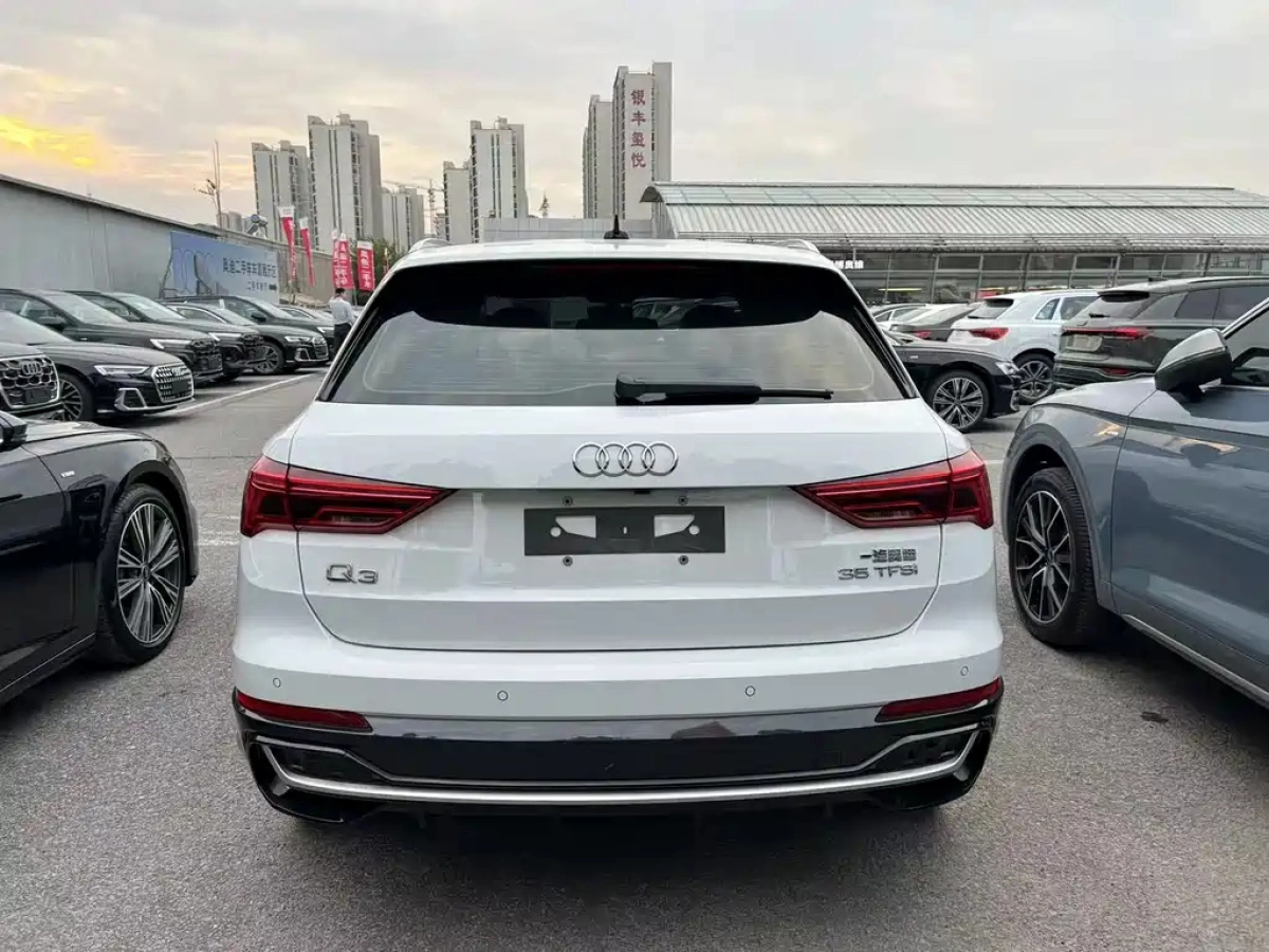 AUDI Q3