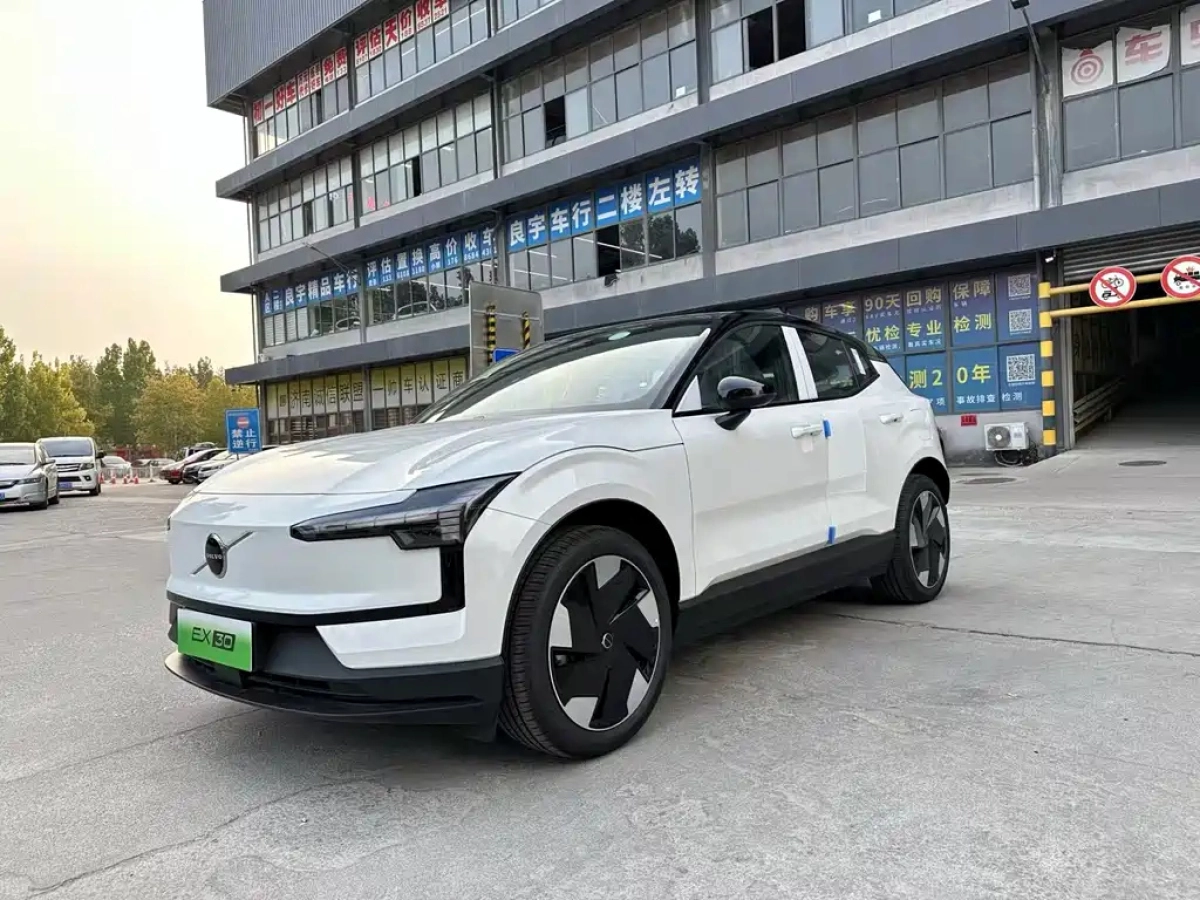 VOLVO EX30  2025