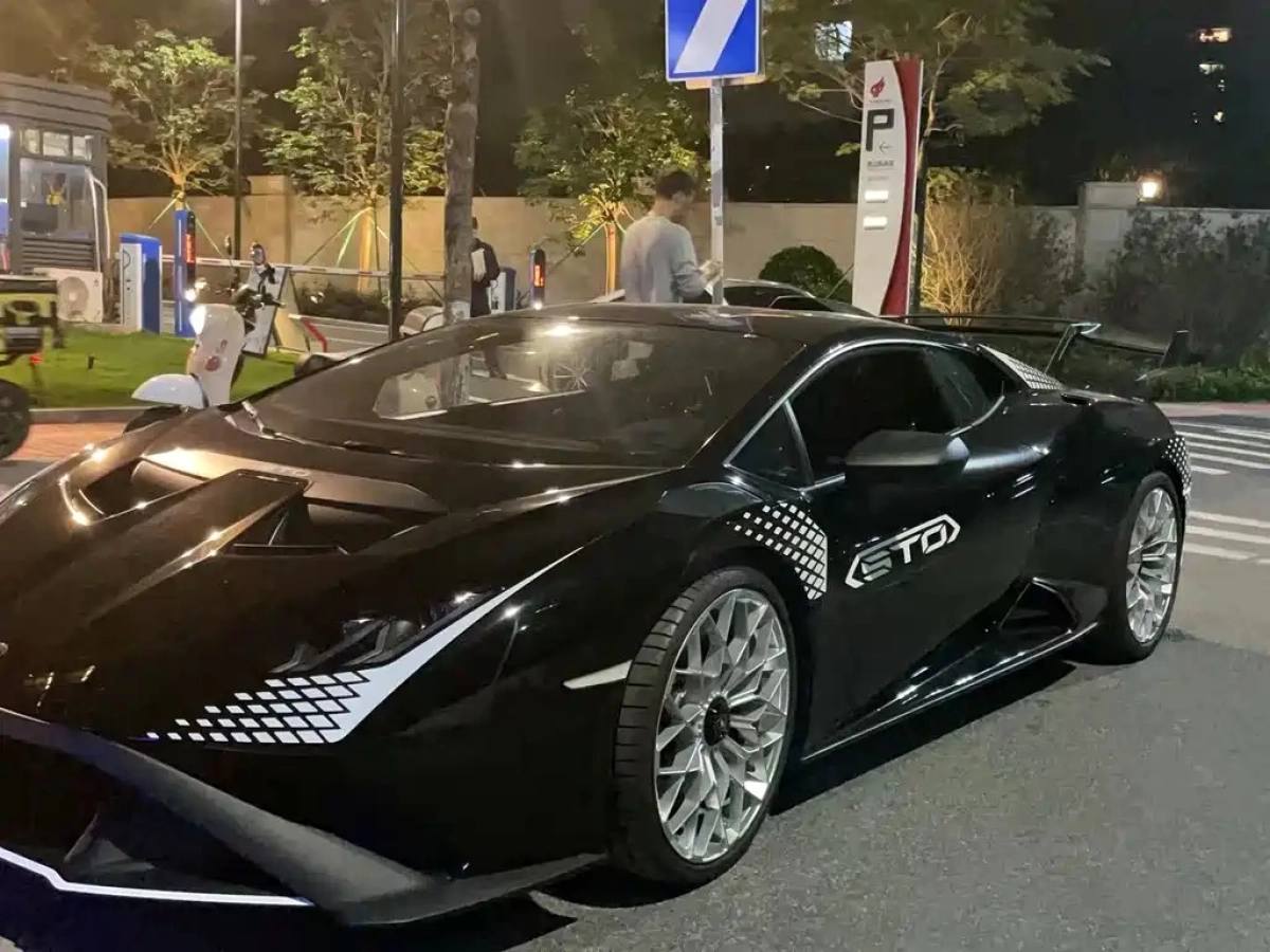 LAMBORGHINI HURACAN