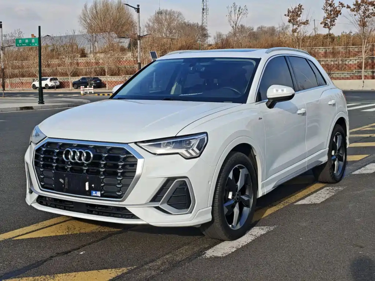 AUDI Q3