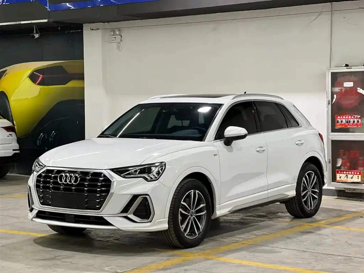AUDI Q3