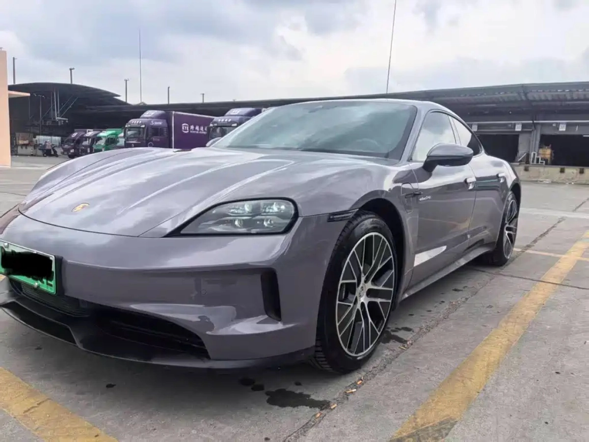 PORSCHE TAYCAN  2025