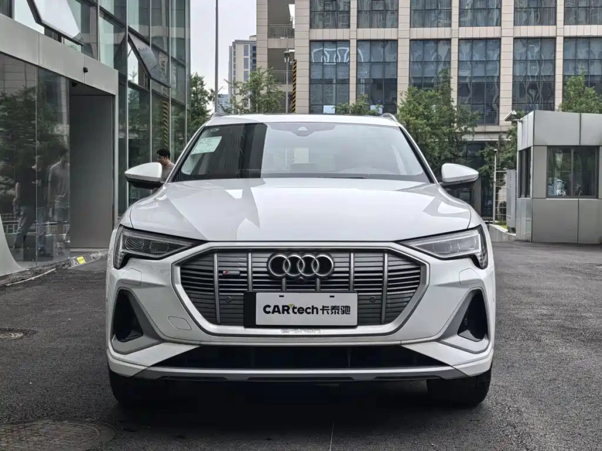 AUDI E-TRON