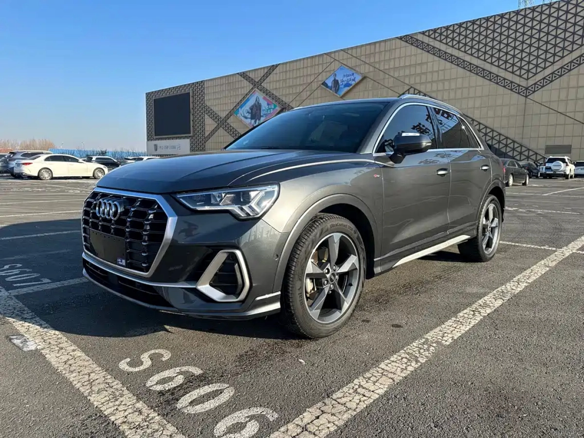 AUDI Q3